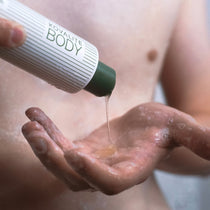 Mężczyzna nalewający żel re-fresh! body wash Kovalite na zwilżoną dłoń