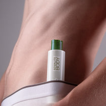 de-sweat! ball balm Kovalite za paskiem męskiej bielizny, ujęcie z boku