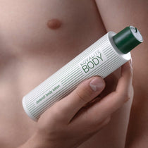 Mężczyzna trzymający balsam defend! body lotion Kovalite